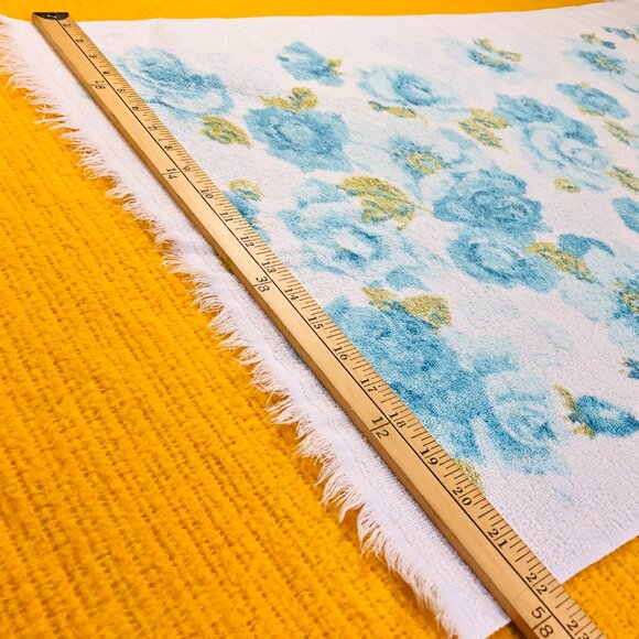 Vintage 60s CANNON Blue Cabbage Rose Bouquet Decorative Fringed Towel 22" x 36" - Picture 9 of 10